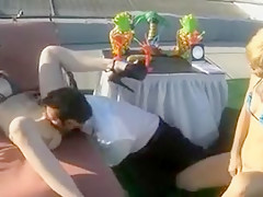 Un type encule deux garces sur un port