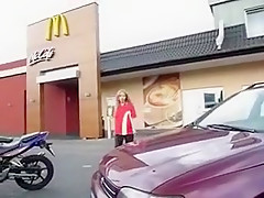 Une vendeuse allemande de Mac Do baisée dans les bois