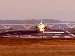 Un mec se fait sucer par sa voisine dans l'avion