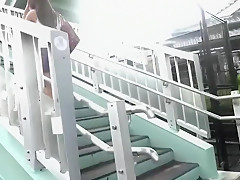 Il défonce une petite chatte dans le bus et deux autres chattes vont venir se joindre à eux