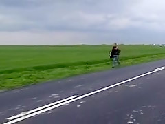 L'auto stoppeur encule gratuitement la nana d'un couple libertin