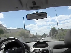 Il l'encule une auto-stoppeuse dans sa bagnole