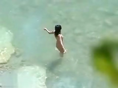 Il tripote une jeune nana à la plage devant son épouse