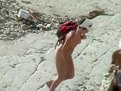 Couple se masturbe dans une crique déserte