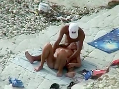 Couple se masturbe dans une crique déserte