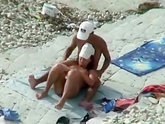 Couple se masturbe dans une crique déserte