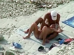 Couple se masturbe dans une crique déserte
