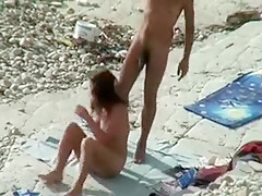 Couple se masturbe dans une crique déserte