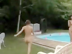 Une étudiante japonaise à lunettes et ses copines à poil