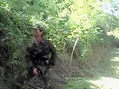 Quand Rambo part en sucette il encule sec sa prisonnière