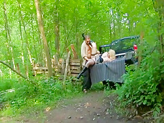 Chaudasse blondasse enculée sur le pickup et la pelouse