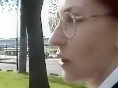 Rouquine à lunettes défoncée dans les bois par deux passants