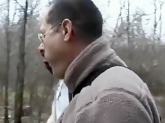 Rouquine à lunettes défoncée dans les bois par deux passants