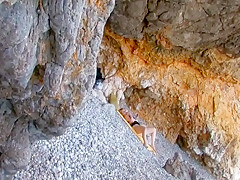 Blondinette enculée à la plage