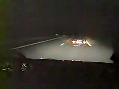 Deux vieilles baisent sur une aire d'autoroute la nuit