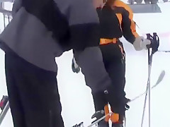 Un couple français fait l'amour dans la neige à la montagne
