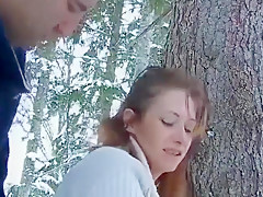 Un couple français fait l'amour dans la neige à la montagne