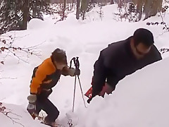 Un couple français fait l'amour dans la neige à la montagne