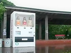 Il paie une japonaise au distributeur et la baise en mangeant