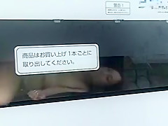 Il paie une japonaise au distributeur et la baise en mangeant