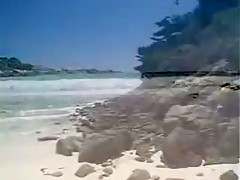 Couple baise tranquillement sur une plage