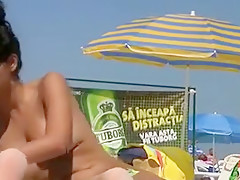 Nana exhibe ses gros seins à coté de son mec à la mer