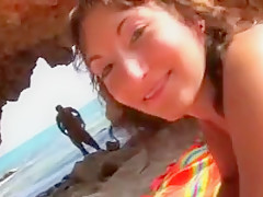 Une coquine rejoint un couple pour un  trio sur la plage