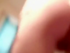 Belle pétasse se masturbe la vulve devant msn