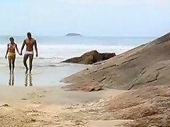 Un beau male baise une brésilienne bimbo sur le sable
