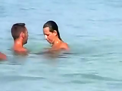 Fille aux gros seins suce son copain devant des amis