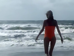 Salope abordée sur la plage se fait baiser par un lascar