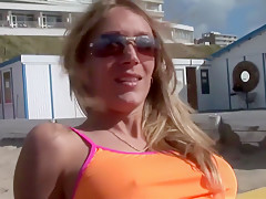 Salope abordée sur la plage se fait baiser par un lascar