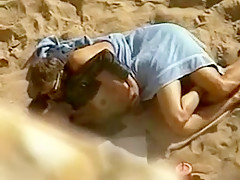 Mec baise sa femme sur une plage en essayant de se cacher