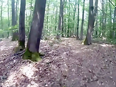 Nana exhibe ses jolies fesses dans la forêt de Meudon