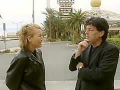 Elle le branle il ejacule sur les seins d'une bourgeoise