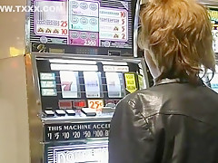 Elle le branle il ejacule sur les seins d'une bourgeoise