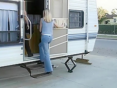 Elle le branle il ejacule sur les seins d'une bourgeoise