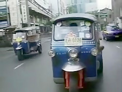 Deux australiens prennent une thailandaise en double sur une plage