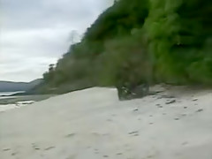 Deux australiens prennent une thailandaise en double sur une plage