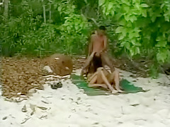 Deux australiens prennent une thailandaise en double sur une plage