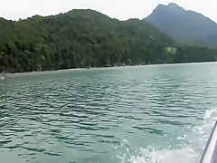 Plan cul à trois sur un bateau