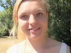 Coquine de 20 ans découvre les joies de l'anal en plein air