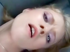 Une petite garce lui fait une fellation en voiture