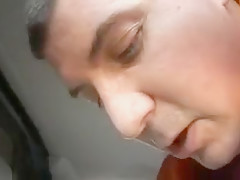 Une petite garce lui fait une fellation en voiture