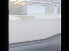Elle suce la teube d'un black en voiture