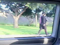 Elle suce la teube d'un black en voiture
