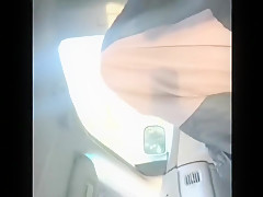 Elle suce la teube d'un black en voiture