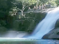 Des jeunes baisent sous une cascade d'eau