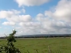 Le fermier se tape une bonne blonde sur son tracteur