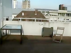 Scène de cul sur le toit dun immeuble